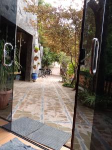 eine Glastür mit einer Matte auf einer Terrasse in der Unterkunft Santa Pacha in Sucre
