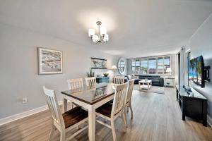 comedor y sala de estar con mesa y sillas en Loggerhead Cay #324, en Sanibel