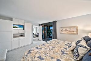 1 dormitorio con 1 cama y TV de pantalla plana en Loggerhead Cay #324 en Sanibel