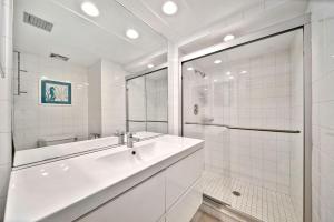 Un baño blanco con lavabo y ducha. en Loggerhead Cay #322, en Sanibel 21 fotos más