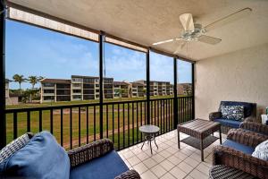 balcón con sofás y vistas a un edificio en Loggerhead Cay #322, en Sanibel
