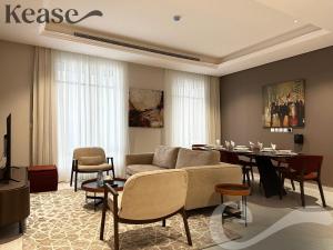 ein Wohnzimmer mit einem Sofa und einem Tisch in der Unterkunft Kease Yasmin F-1 Lusso Hejaz GX41 in Riad