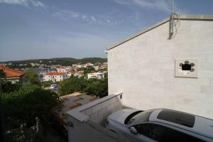a car parked on the side of a building at Room Šolo in Sumartin