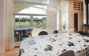 comedor con mesa y ventana grande en Amazing Home In Haderslev With 5 Bedrooms, Sauna And Wifi en Flovt