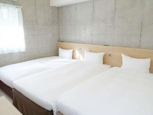 The BREAKFAST HOTEL MARCHE Ishigaki Island客房内的一张或多张床位