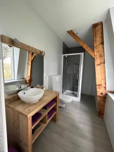 łazienka z 2 umywalkami i toaletą w obiekcie Chambres d'Hotes Noir Lion w mieście Péronne