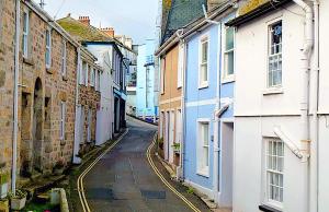 Une ruelle étroite avec des bâtiments dans une ville dans l'établissement A Cosy Period Family Cottage in St Ives Town, sleeps 4, pet friendly, à St Ives