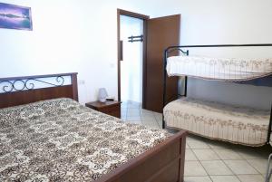 1 dormitorio con 2 literas y baño en B&B Severini, en Morrovalle