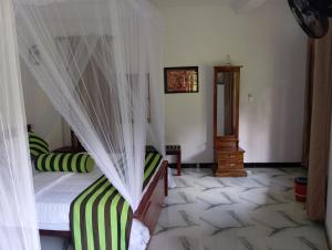 um quarto com uma cama com cortinas em Forest Paddy Homestay em Ella