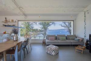 A seating area at A Factoria Beach House by Prishomes