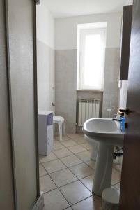 y baño con lavabo y aseo. en B&B Severini, en Morrovalle