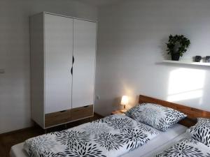 une chambre avec deux lits et une commode dans l'établissement City Whispers 2 Comfortable Vacation Home, à Cochem