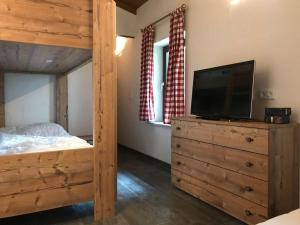 Ένα ή περισσότερα κρεβάτια σε δωμάτιο στο Alpine Hut Hannah Comfortable Vacation Home
