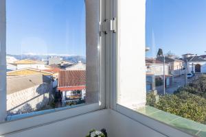 una finestra aperta con vista sulla città di AA Guest - Torreón del Jardín de Sierra Nevada ad Alhendín