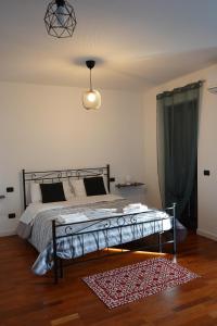 una camera con un letto e un tappeto sul pavimento di Marath houses 2 a Marta
