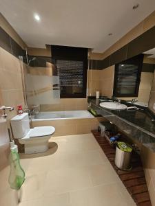 ein Badezimmer mit einem WC, einer Badewanne und einem Waschbecken in der Unterkunft Altissim Tarter - Inclès - Ransol in Sant Pere