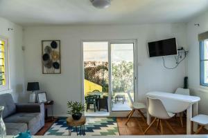 een woonkamer met een bank en een tafel bij Casa Varanda das Furnas in Furnas