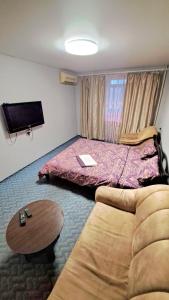 Een bed of bedden in een kamer bij 2-х комнатная Квартира возле Солнечной галлереи