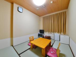 HigashimaeOnsen Shinwanoyu Hotel Akitaya的电视和/或娱乐中心