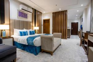 a hotel room with a bed and a living room at جولدن بوجاري الاسكان in Khamis Mushayt