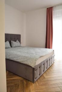 um quarto com uma cama num quarto com uma janela em 6 DOC Dream Apartment 6 +Parcare em Oradea