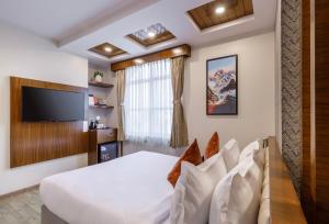 una camera d'albergo con un letto e una TV a schermo piatto di Hotel Sabrina, Kathmandu a Kathmandu