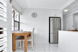 Kuchyň nebo kuchyňský kout v ubytování Coastal Chic Apartment - Mooloolaba and Alex