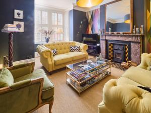 sala de estar con 2 sofás y chimenea en Host & Stay - Roper Villa en Canterbury