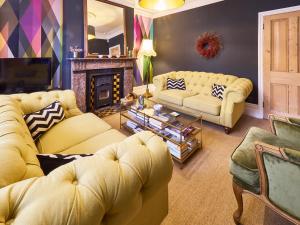 坎特伯雷的住宿－Host & Stay - Roper Villa，客厅设有两张沙发和一个壁炉