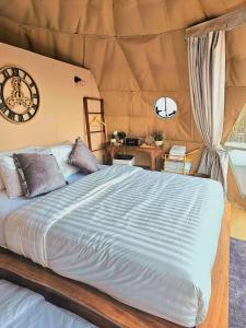 Ban Kai NoiPHULAYYA CHIANGMAI - Luxury Dome的帐篷里有一张大床的卧室