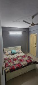 1 cama en un dormitorio con techo en ROSHAN STAYs, en Bangalore