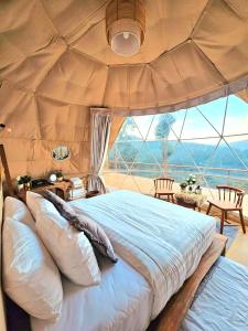 Ban Kai NoiPHULAYYA CHIANGMAI - Luxury Dome的帐篷里有一张大床的卧室