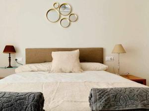 1 dormitorio con 1 cama grande y 2 espejos en la pared en Las Gemelas de Benjumeda en la Caleta Grupo AC Gestion, en Cádiz