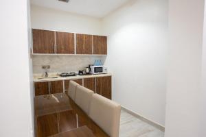 a kitchen with wooden cabinets and a counter top at جولدن بوجاري الضيافه in Khamis Mushayt