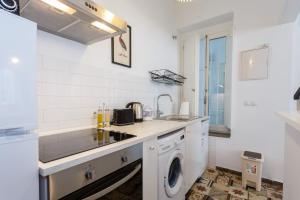 a kitchen with a sink and a washing machine at Tierra & Mar Ascensor Grupo AC Gestion in Cádiz