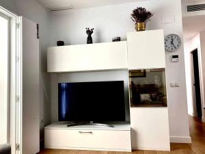 - un centre de divertissement blanc avec une télévision dans le salon dans l'établissement Puerta de Santa Maria Grupo AC Gestion, à Cadix