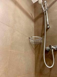 La salle de bains est pourvue d'une douche avec un pommeau de douche. dans l'établissement Puerta de Santa Maria Grupo AC Gestion, à Cadix
