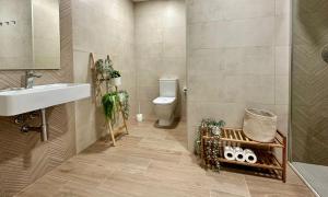 ein Badezimmer mit Waschbecken und Toilette in der Unterkunft Apartamentos La Muralla Grupo AC Gestion in Cádiz + 176 Fotos