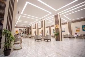 a lobby with chairs and tables in a building at جولدن بوجاري الاسكان in Khamis Mushayt