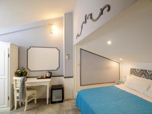 - une chambre avec un lit et un bureau avec un tableau blanc dans l'établissement Donna Nobile, à San Gimignano