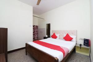 Łóżko lub łóżka w pokoju w obiekcie OYO Flagship Hotel Shreya