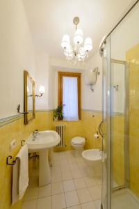 een badkamer met een wastafel, een toilet en een douche bij Donna Nobile in San Gimignano