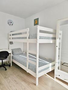 een slaapkamer met 2 stapelbedden en een bureau bij House with 4 pools, Next to Beach in Gran Alacant