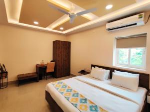 Un dormitorio con una cama y un ventilador de techo. en 131,The Nook, en Bhubaneshwar 29 fotos más
