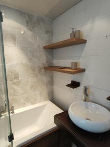 uma casa de banho com um lavatório e uma banheira em Alton Rd guesthouse em Liverpool