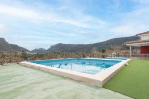 - une piscine dans une cour avec des montagnes en arrière-plan dans l'établissement Cabaña Madera A, à Bárig