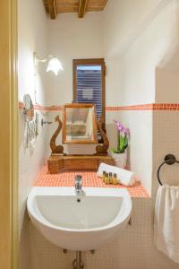 een badkamer met een wastafel en een spiegel bij Donna Nobile in San Gimignano