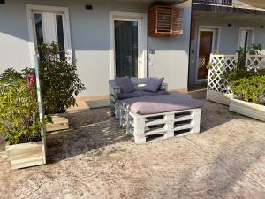 - une terrasse couverte avec 2 oreillers dans l'établissement Casa degli Artisti, à Caprino Veronese