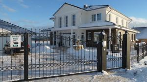 a black fence in front of a white house at Villa Toskana Rothenburg in Linden +14 photos