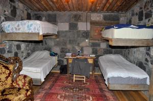 Zimmer mit 2 Etagenbetten und einem Stuhl in der Unterkunft Doğunun Taş Evleri in Selim